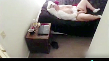 Minha mãe se masturba e goza antes de dormir! Eu tô espiando