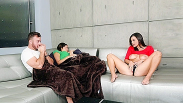 Keisha Grey leva gozada depois de foder o namorado da meia-irmã