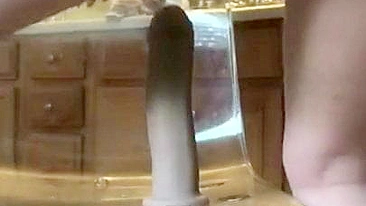 Mãe safada no banheiro cavalgando dildo e gozando forte