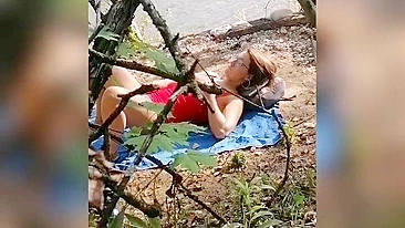 Mãe gostosa de 40+ se masturbando na floresta ao ar livre