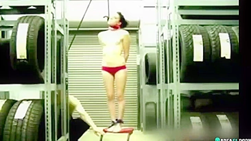 Garota nua enforcada na garagem do namorado