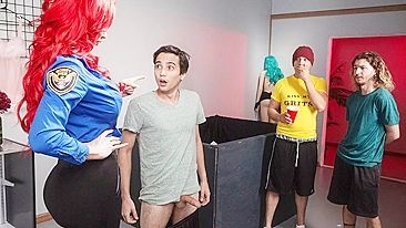 Segurança peituda pega ladrãozinho e fode na loja