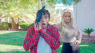 Ladrazinha pega roubando calcinhas e fudida por MILF gostosa