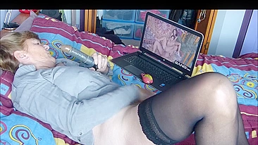 Mãe velha vê pornô interracial, se masturba e chupa na cama