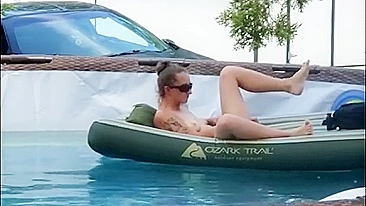 Peguei minha irmã se tocando na piscina