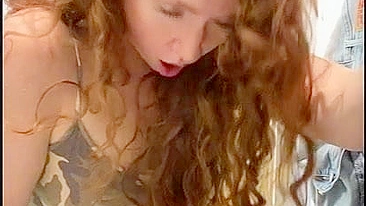 MILF safada se masturbando no provador público