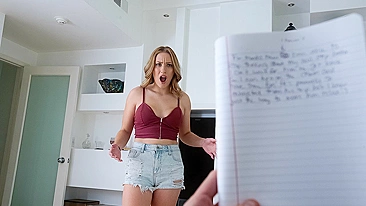 Loira magnífica seduz o irmão enteado pervertido e fode com ele na cama