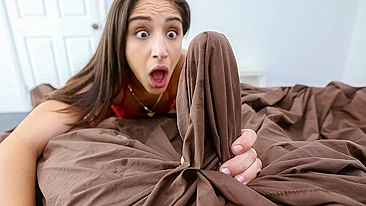 Irmã linda com corpão leva uma foda gostosa no sofá