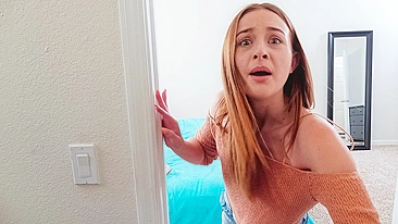 Ruiva deslumbrante mama e cavalga o pau do enteado como uma pro de verdade