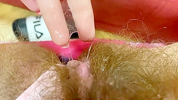 Gata de pentelhos pega vibrador pra se satisfazer sozinha