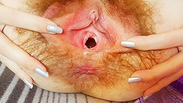 Camgirl travessa impressiona com pentelhos e mijada safada