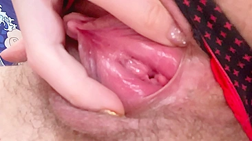 Mãe com buceta peluda começa o dia se tocando na câmera