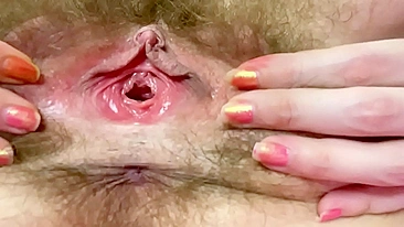 Compilação de mãe safada dedando buceta peluda e gozando forte