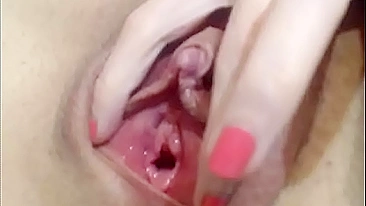 Vídeo close-up de vadia brincando com clitão que deixa pau duro