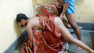 Garota não diz nada porque irmão indiano tem direito de foder ela