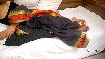 Bhabhi quer dormir mas o amante tá no tesão e quer foder ela