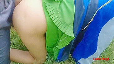 Cara indiano filma bhabhi desi mostrando buceta e fodendo ao ar livre