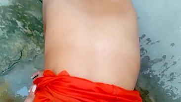Devar tarado vê bhabhi indiana se lavando e fura sua xota molhada