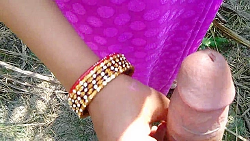 Cara indiano empala xota de bhabhi falando hindi no campo