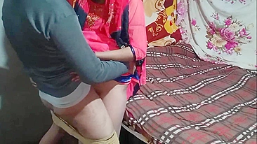 Bhabhi desi de rosa curte o pau do amante indiano de quatro