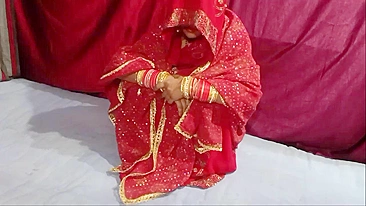 Bhabhi de saree vermelho esconde o rosto ao foder devar indiano safado