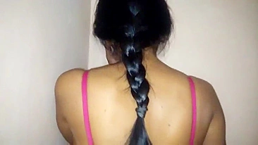 Bhabhi com papo hindi safado esconde o rosto punhetando o namorado indiano