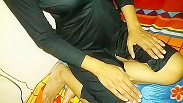 Bhabhi mostra buceta peluda pro cinegrafista desi no estúdio indiano