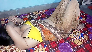 Devar ajuda Bhabhi a gozar em vídeo amador indiano caseiro