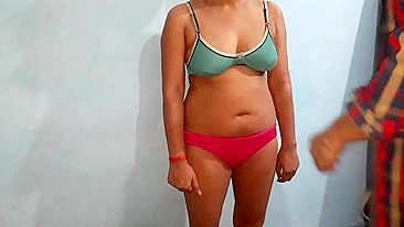 Irmã faz irmão indiano pegar nos peitos e foder em pornô Bhabhi