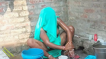 Dono da câmera indiano decide filmar bhabhi desi tomando banho