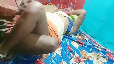 Indiano fashionista chega em casa e bhabhi desi tá louca pra foder