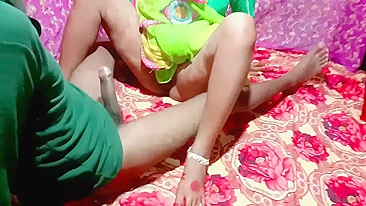 Indiano safado fode a bhabhi desi enquanto o marido tá no trampo