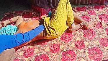 Cunhada desi sem blusa é tão sexy que cunhado indiano não resiste foder