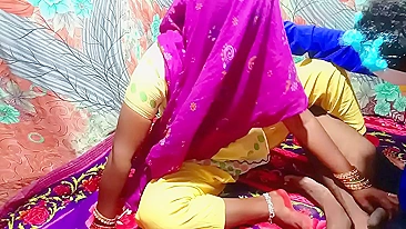 Cunhada toca peitos e buceta quando cunhado indiano chega pra foder