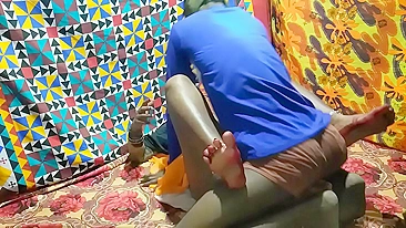 Cara e Bhabhi desi escondem rostos no sexo amador indiano