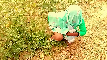 Devar come a bhabhi indiana de quatro no meio da caminhada