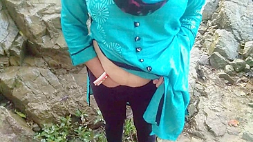 Pornô de Bhabhi com tia indiana excitada mijando e brincando safada