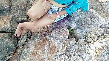 Bhabhi leva pica e gozada de indiano atrás da câmera perto da água