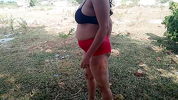 Bhabhi atraente começa o dia esguichando com indiano safado