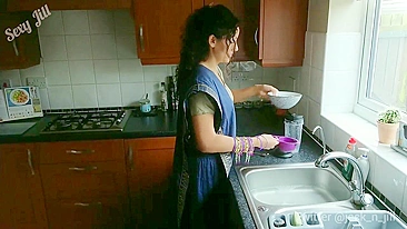 Devar indiano de cabelo longo fode e goza dentro da bhabhi na cozinha