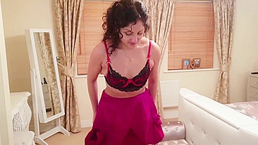 Indiana Bhabhi tira a roupa pra uma foda que termina em gozada dentro