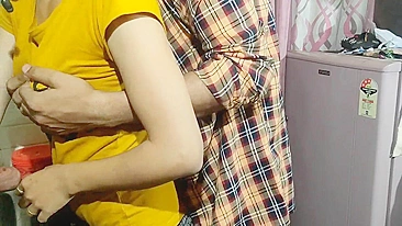 Cara desi convence empregada indiana pra rapidinha na cozinha