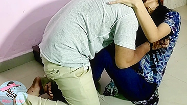 Bhabhi tenta cozinhar mas marido indiano da irmã a arrasta pro sexo