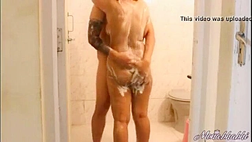 Tia pede ajuda pra lavar as costas, mas indiano apalpa a Bhabhi toda