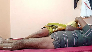 Púbis da bhabhi desi fica coberto de porra após sexo com indiano