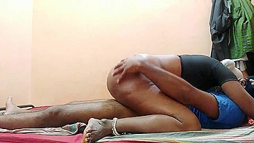 Boquete e cavalgada da Bhabhi indiana pra deixar o devar feliz