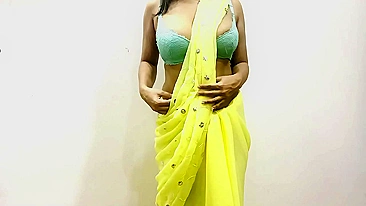 Bhabhi indiana seduz devar com um striptease safado