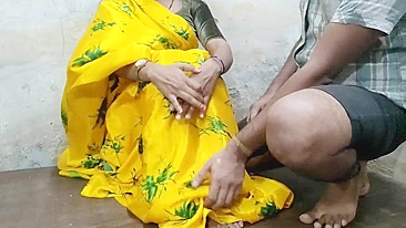 Marido da irmã pinta Bhabhi indiana de amarelo antes do sexo