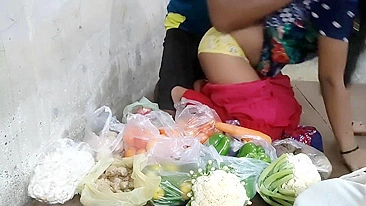 Falta de grana faz Bhabhi desi vender legumes e foder com indianos