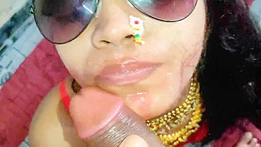 Rosto de bhabhi indiana com óculos coberto de porra do devar